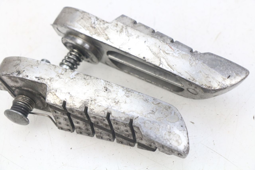 photo de PAIRE CALE PIED ARRIERE TGB X-MOTION XMOTION 125 (2008 - 2014) - Détail de la pièce