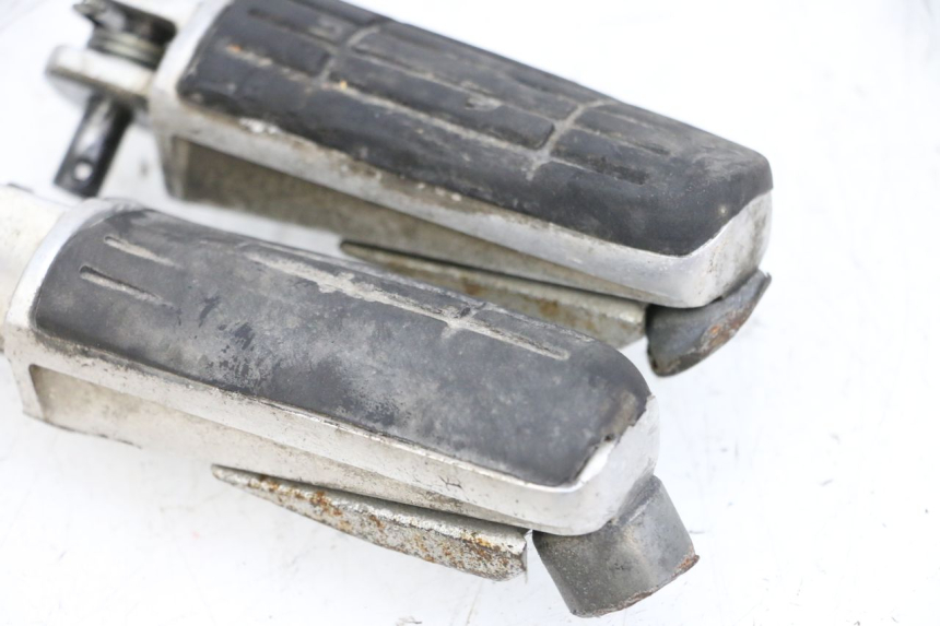 photo de PAIRE CALE PIED AVANT YAMAHA FJR ABS 1300 (2006 - 2012) - Points de fixation