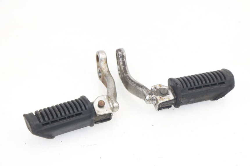 photo de PAIRE CALE PIED AVANT SUZUKI GN 125 (1997 - 2000)