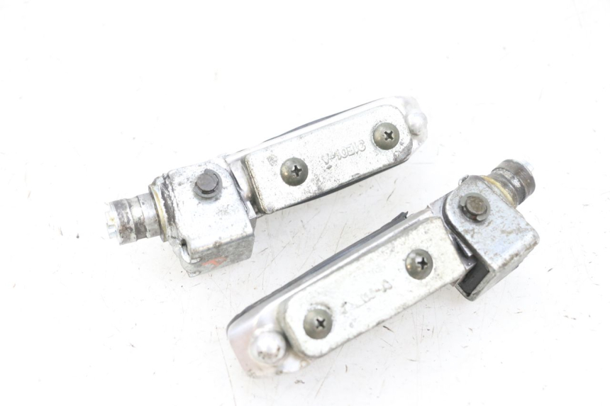 photo de PAIRE CALE PIED AVANT SUZUKI GSF N BANDIT 600 (1996 - 1999) - Autre angle de vue