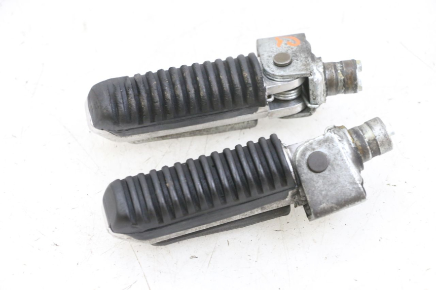 photo de PAIRE CALE PIED AVANT SUZUKI GSF N BANDIT 600 (1996 - 1999) - Vue d’ensemble