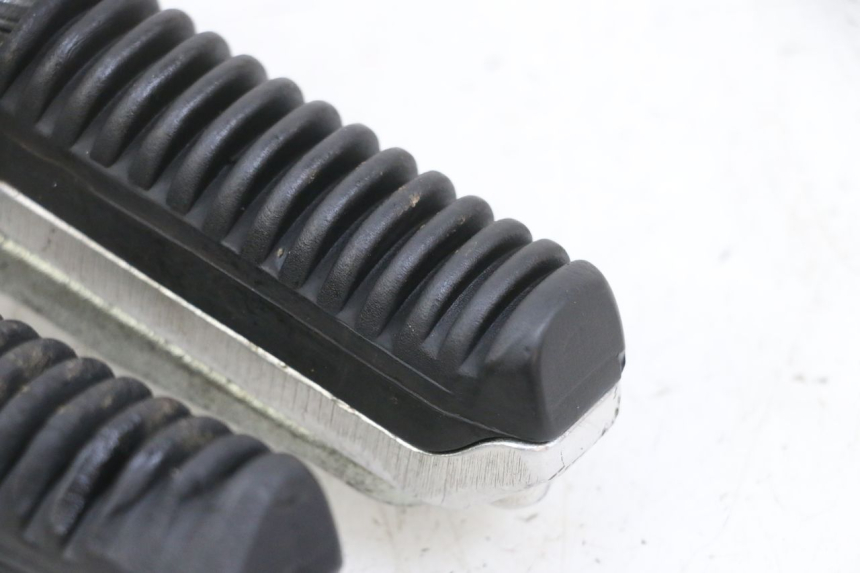 photo de PAIRE CALE PIED AVANT SUZUKI GSF N BANDIT 600 (1996 - 1999) - Points de fixation