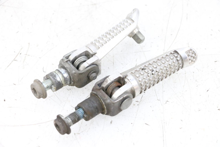 photo de PAIRE CALE PIED AVANT SUZUKI GSXR GSX-R 1000 (2003 - 2004) - Gros plan technique