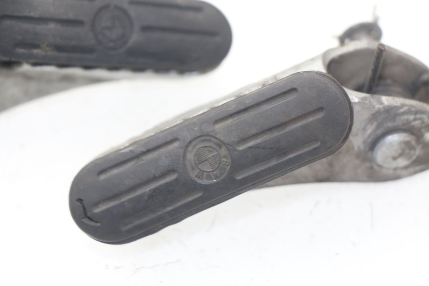 photo de PAIRE CALE PIED AVANT BMW R GS 1150 (1999 - 2004) - Gros plan technique