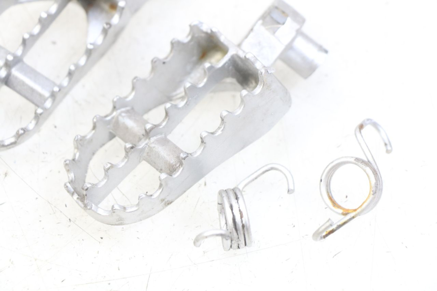 photo de PAIRE CALE PIED AVANT GAS-GAS SM ROOKIE 50 (2001 - 2005) - Gros plan technique