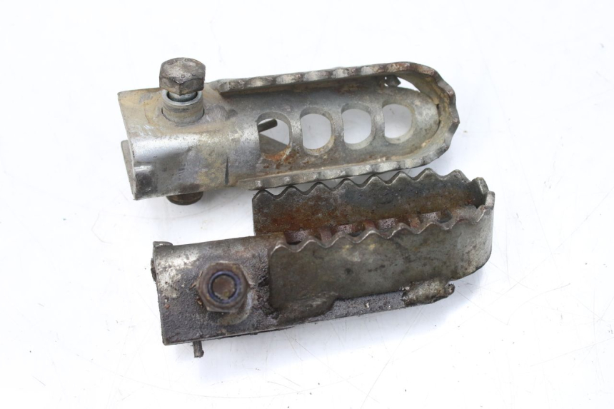 photo de PAIRE CALE PIED AVANT GILERA SMT SUPERMOTARD 50 (2009 - 2017)