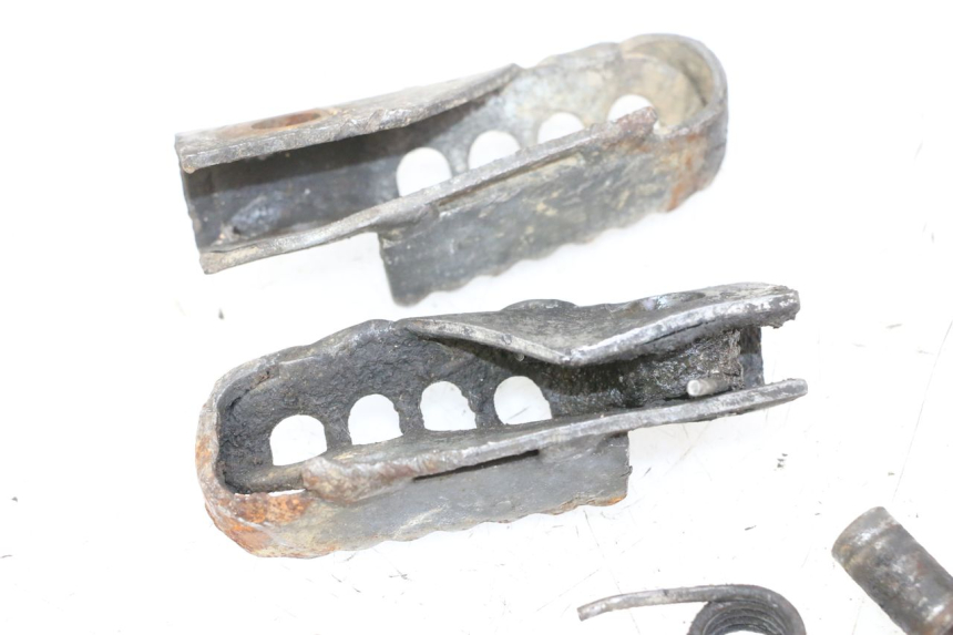 photo de PAIRE CALE PIED AVANT GILERA SMT SUPERMOTARD 50 (2009 - 2017)