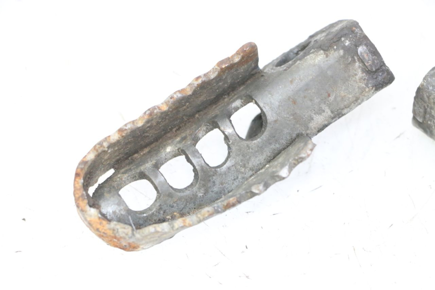 photo de PAIRE CALE PIED AVANT GILERA SMT SUPERMOTARD 50 (2009 - 2017)