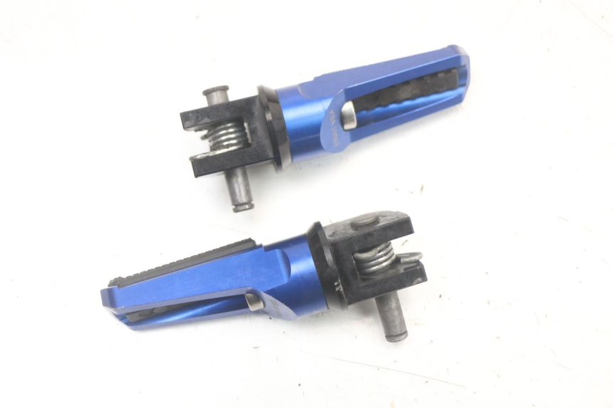photo de PAIRE CALE PIED AVANT SUZUKI GSR 750 (2011 - 2017)