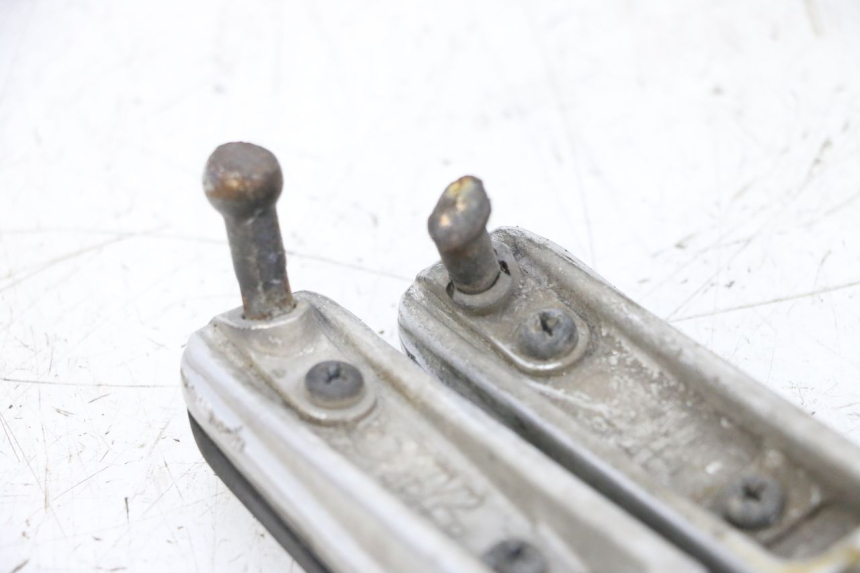 photo de PAIRE CALE PIED AVANT YAMAHA TDM ABS 900 (2002 - 2014) - Gros plan technique