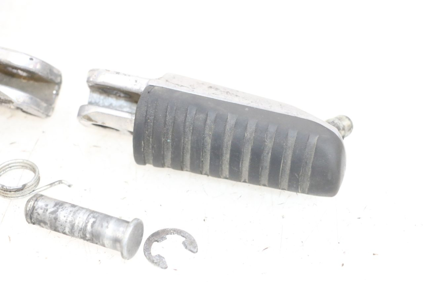 photo de PAIRE CALE PIED AVANT KAWASAKI ZR 7 750 (1999 - 2004) - Gros plan technique