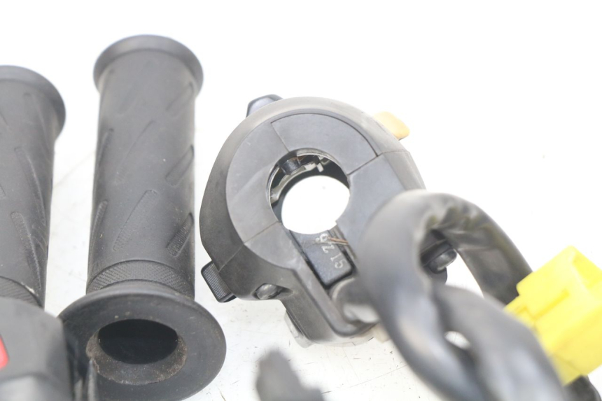 photo de PAIRE COMMODOS SUZUKI BURGMAN 125 (2007 - 2014) - Gros plan technique