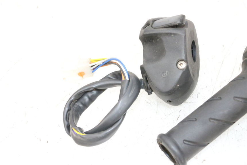 photo de PAIRE COMMODOS PEUGEOT SATELIS 125 (2013 - 2018) - Points de fixation