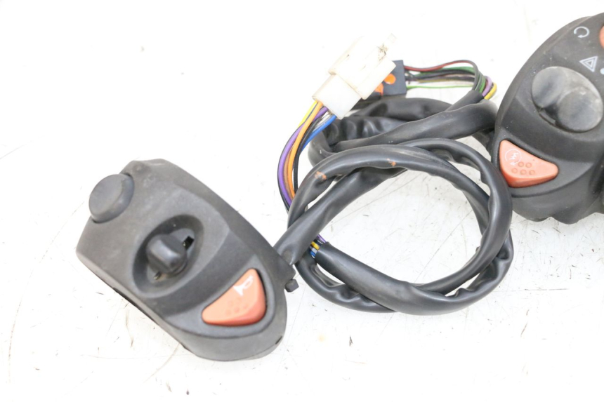 photo de PAIRE COMMODOS PEUGEOT SATELIS 125 (2013 - 2018) - Marquages et références