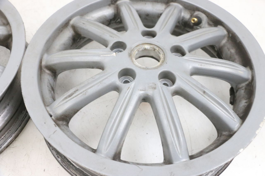 photo de PAIRE JANTES PIAGGIO MP3 RL 250 (2007 - 2010) - Gros plan technique