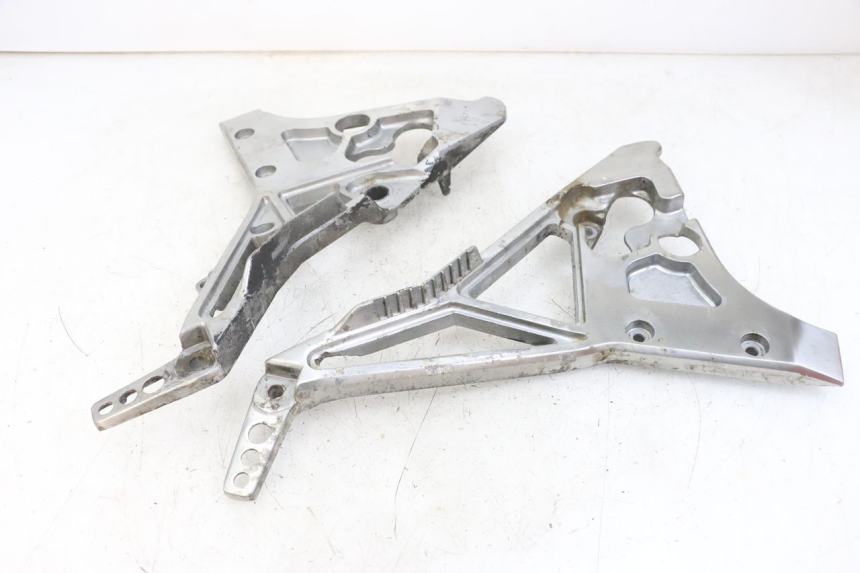 photo de PAIRE PLATINE CALE PIED AVANT YAMAHA FJ 3CX 1200 (1986 - 1996)