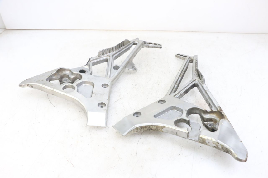 photo de PAIRE PLATINE CALE PIED AVANT YAMAHA FJ 3CX 1200 (1986 - 1996)