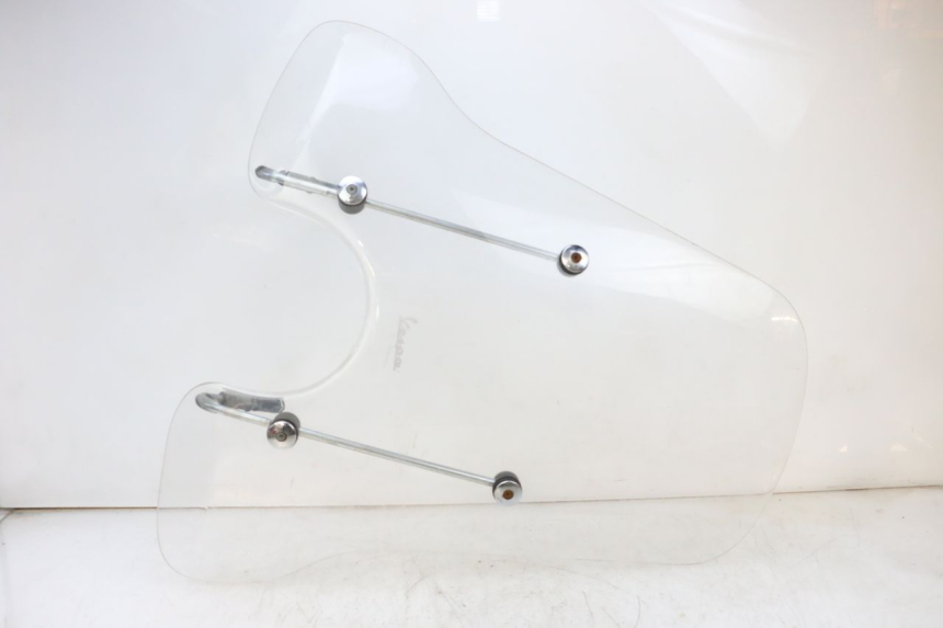 photo de PARE BRISE PIAGGIO VESPA GTS SUPER IE 125 (2009 - 2016) - Détail de la pièce