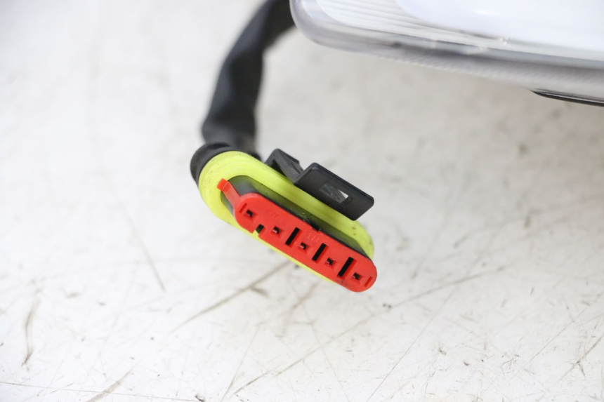 photo de PHARE AVANT PIAGGIO MP3 HPE 300 (2019 - 2026) - Vue rapprochée