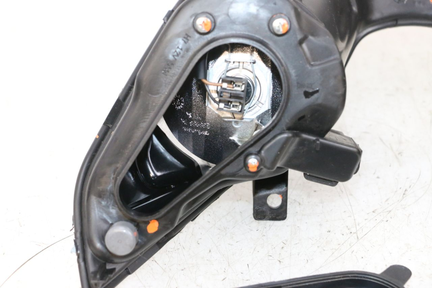 photo de PHARE AVANT PIAGGIO MP3 HPE 300 (2019 - 2026) - Autre angle de vue