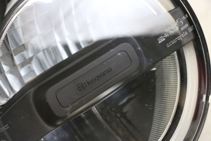 photo de PHARE AVANT HUSQVARNA SVARTPILEN 401 (2018 - 2023) - État de surface