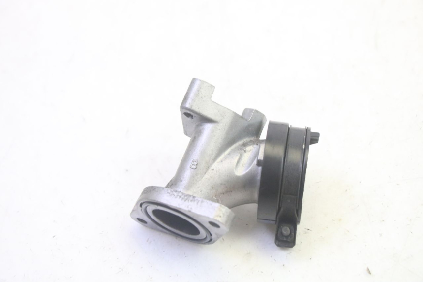 photo de PIPE D'ADMISSION SUZUKI BURGMAN 125 (2007 - 2014) - Gros plan technique