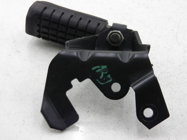 photo de PLATINE CALE PIED ARRIERE DROIT APRILIA SCARABEO 100 (2003 - 2012) - Détail de la pièce