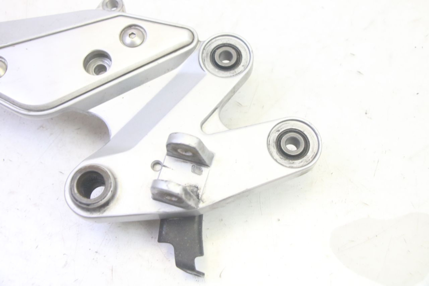 photo de PLATINE CALE PIED ARRIERE DROIT YAMAHA FZ6 N FAZER 600 (2004 - 2006)
