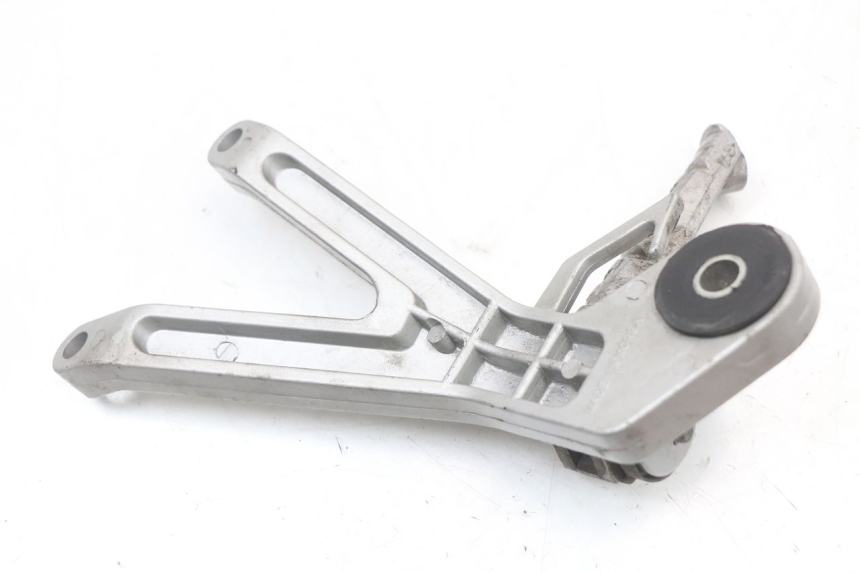 photo de PLATINE CALE PIED ARRIERE DROIT HYOSUNG GTR 125 (2006 - 2008)