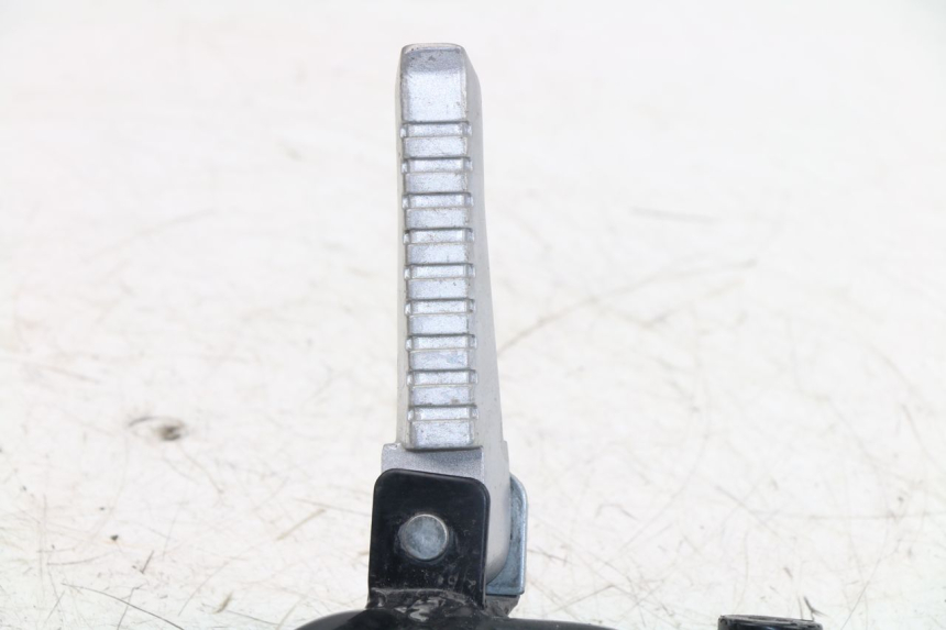 photo de PLATINE CALE PIED ARRIERE DROIT KYMCO K-PW K-PIPE 50 (2012 - 2017)