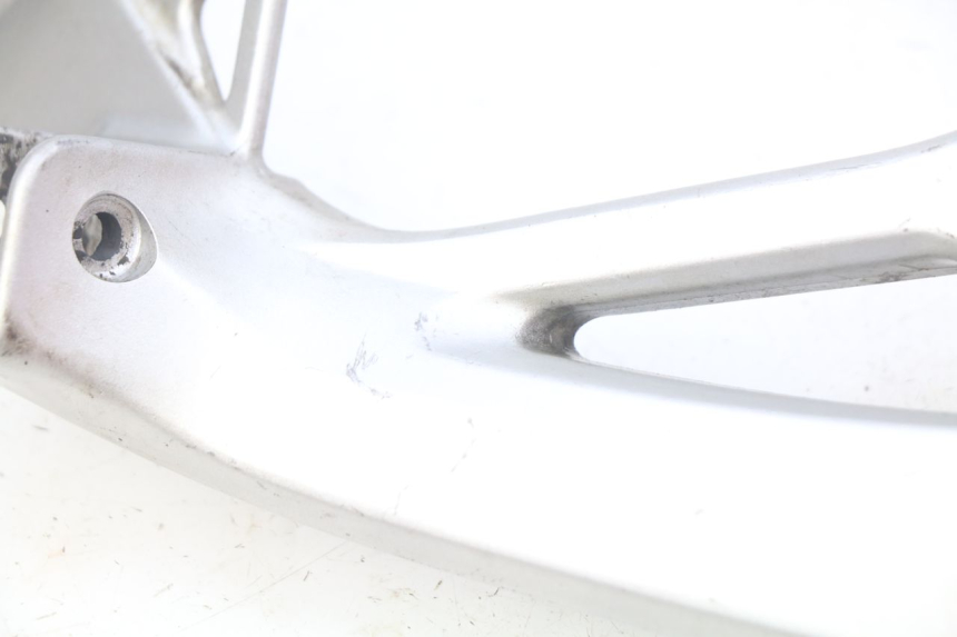 photo de PLATINE CALE PIED ARRIERE DROIT SUZUKI SV N 650 (1999 - 2002)