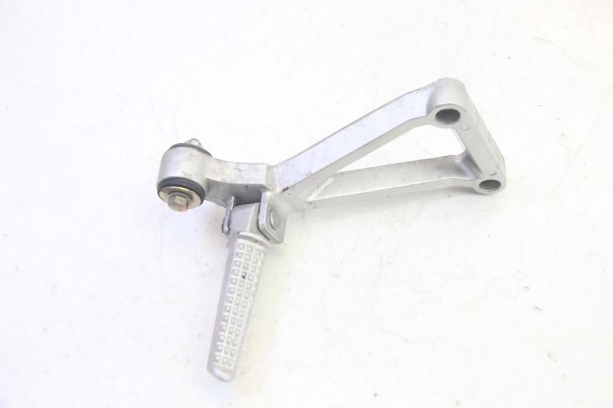 photo de PLATINE CALE PIED ARRIERE DROIT DAELIM VJ ROADWIN FI 125 (2008 - 2017) - Gros plan technique