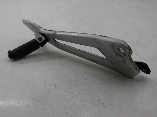 photo de PLATINE CALE PIED ARRIERE DROIT YAMAHA YBR 125 (2004 - 2006)