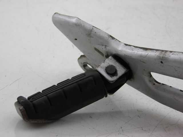 photo de PLATINE CALE PIED ARRIERE DROIT YAMAHA YBR 125 (2004 - 2006)