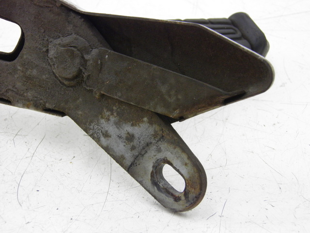 photo de PLATINE CALE PIED ARRIERE DROIT YAMAHA YBR 125 (2004 - 2006)