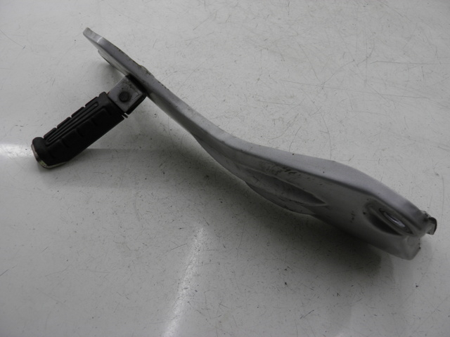 photo de PLATINE CALE PIED ARRIERE DROIT YAMAHA YBR CUSTOM 125 (2008 - 2010) - Zoom état d’usage