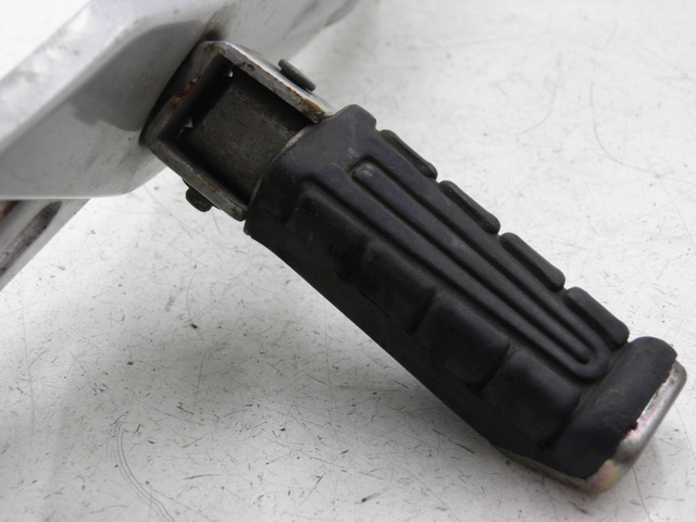 photo de PLATINE CALE PIED ARRIERE DROIT YAMAHA YBR CUSTOM 125 (2008 - 2010) - État de surface