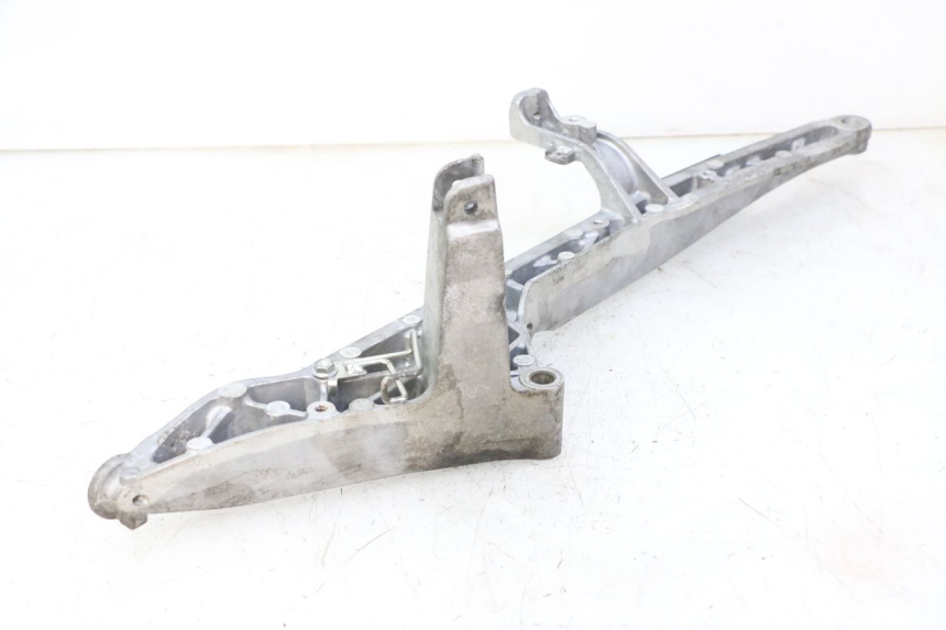 photo de PLATINE CALE PIED ARRIERE DROIT YAMAHA YP T-MAX TMAX 530 (2017 - 2020)