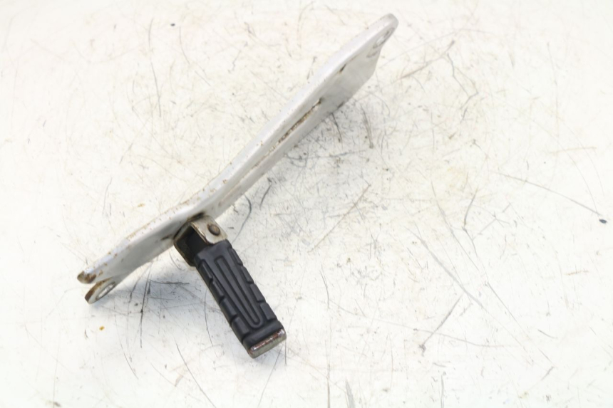 photo de PLATINE CALE PIED ARRIERE DROIT YAMAHA YBR 125 (2004 - 2006)