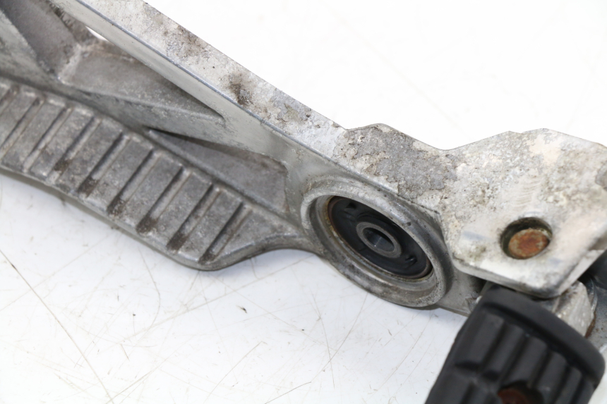 photo de PLATINE CALE PIED ARRIERE GAUCHE YAMAHA FZX FAZER 750 (1987 - 1998)