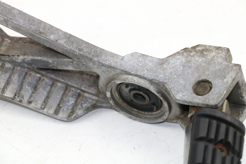 photo de PLATINE CALE PIED ARRIERE GAUCHE YAMAHA FZX FAZER 750 (1987 - 1998)