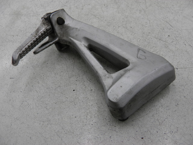 photo de PLATINE CALE PIED ARRIERE GAUCHE SUZUKI SV S 650 (1999 - 2002)