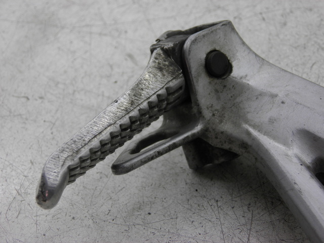 photo de PLATINE CALE PIED ARRIERE GAUCHE SUZUKI SV S 650 (1999 - 2002)