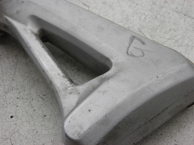 photo de PLATINE CALE PIED ARRIERE GAUCHE SUZUKI SV S 650 (1999 - 2002)