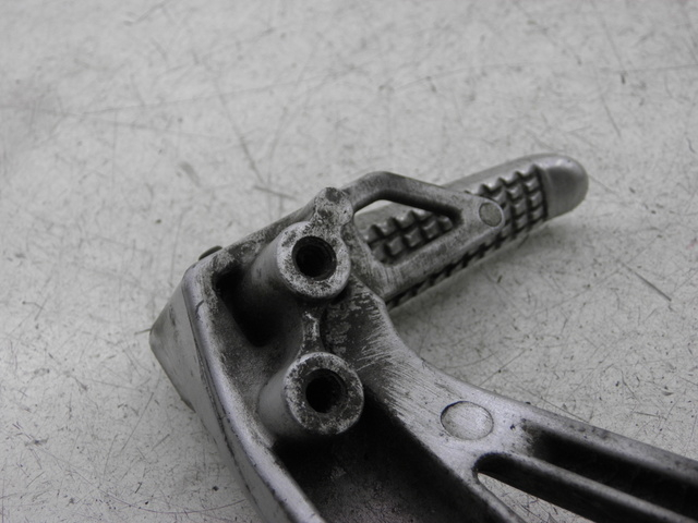 photo de PLATINE CALE PIED ARRIERE GAUCHE SUZUKI SV S 650 (1999 - 2002)