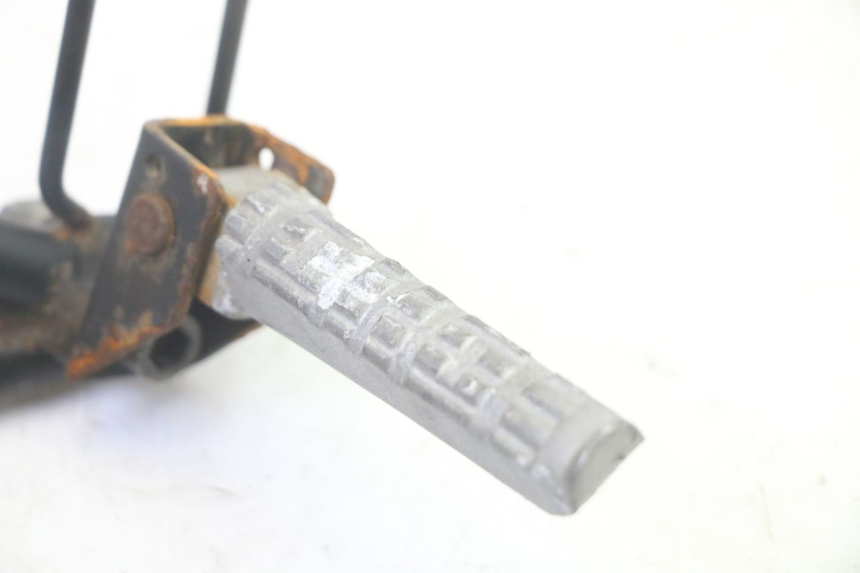 photo de PLATINE CALE PIED ARRIERE GAUCHE KSR TR SM 50 (2015 - 2018) - Détail de la pièce