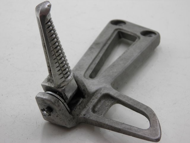 photo de PLATINE CALE PIED ARRIERE GAUCHE YAMAHA TDR DELTABOX 125 (1993 - 2003)