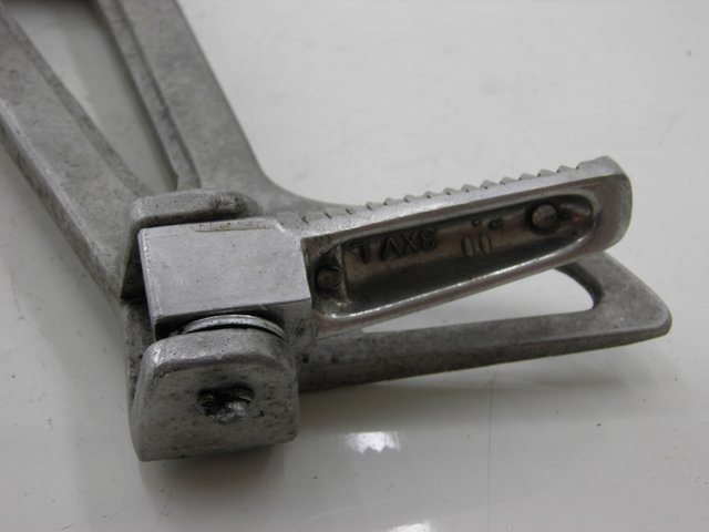 photo de PLATINE CALE PIED ARRIERE GAUCHE YAMAHA TDR DELTABOX 125 (1993 - 2003)