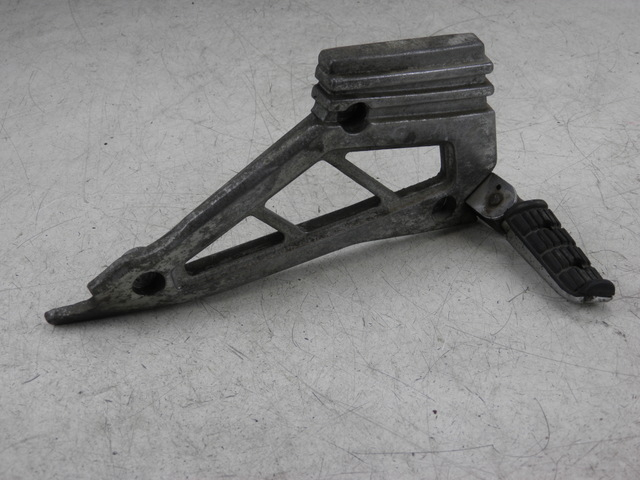 photo de PLATINE CALE PIED ARRIERE GAUCHE YAMAHA XJ F 900 (1983 - 1994)