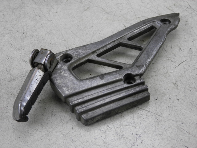 photo de PLATINE CALE PIED ARRIERE GAUCHE YAMAHA XJ F 900 (1983 - 1994)